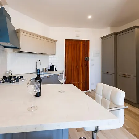 Guesthost - Lungomare Sea View Modern With Balcony!