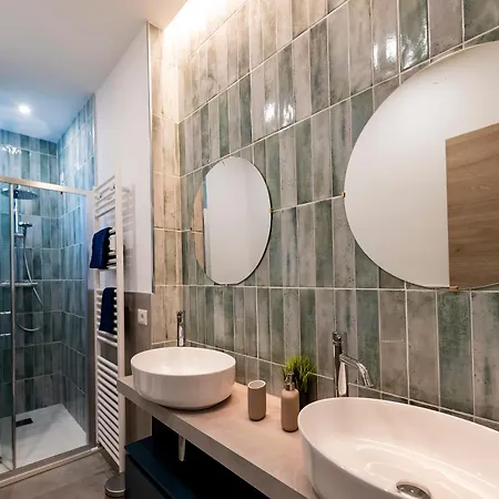 Guesthost - Lungomare Sea View Modern With Balcony!