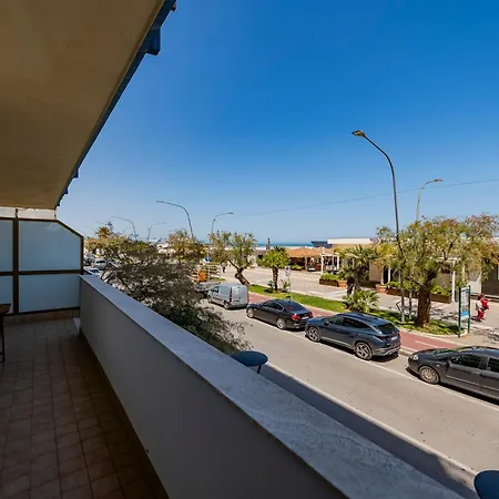 Guesthost - Lungomare Sea View Modern With Balcony! Daire *