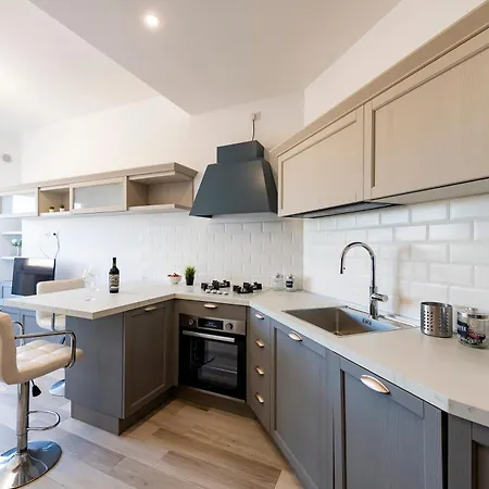 Guesthost - Lungomare Sea View Modern With Balcony! Apartament *