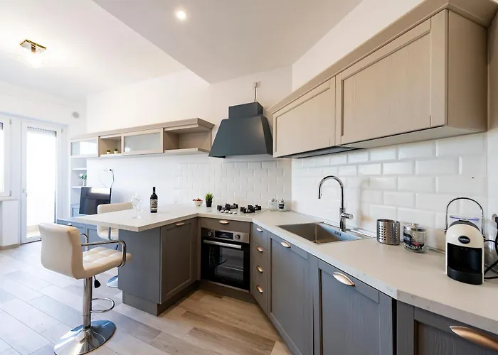 Guesthost - Lungomare Sea View Modern With Balcony! Apartment *